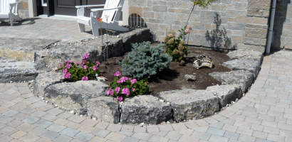 Naturstein Einfassung mit Betonpflastersteinen